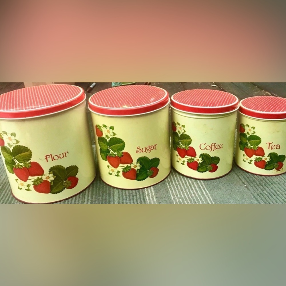 AMAZING CONDITION! FULL SET VINTAGE 1970’s STRAWBERRY STORAGE CANISTER SET!